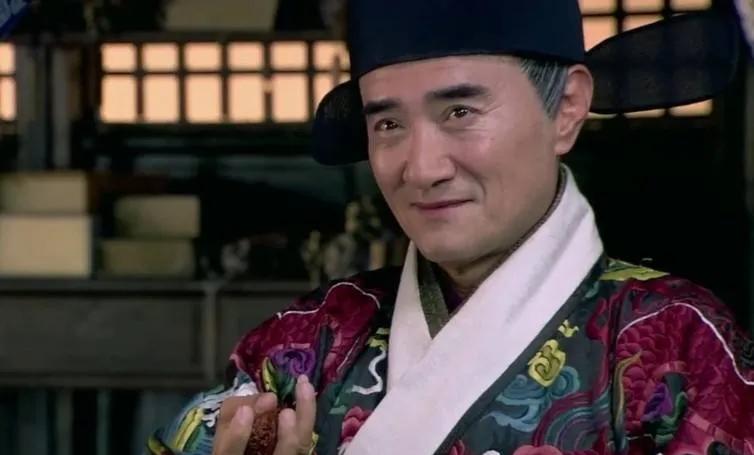 公元1449年，20万明军尸横遍野，王振急得到处逃窜。护卫将军樊忠一把摔倒王振，