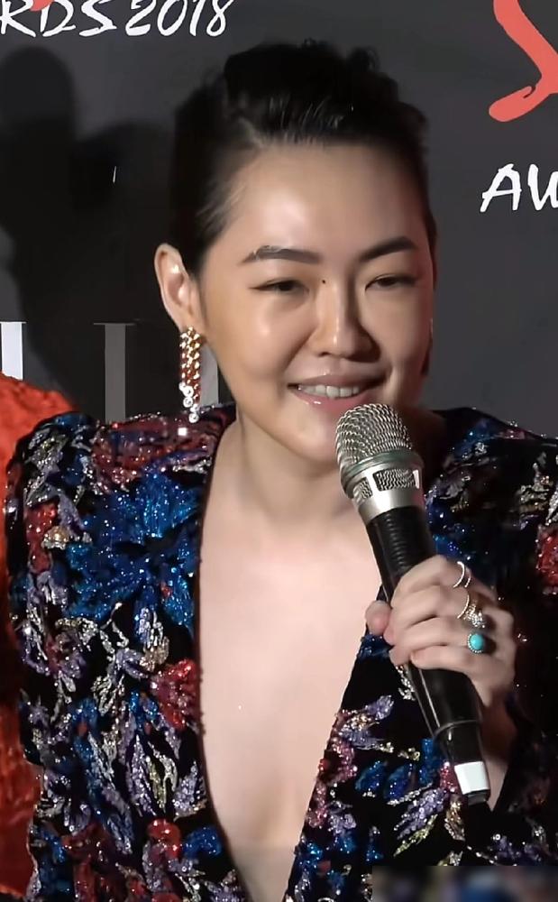 40多岁还敢当众这么蹲？小S这一下，直接把全场镜头都吸过去了，连工作人员都替她捏