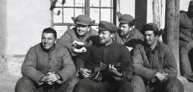 1952年的一个晚上，志愿军一个侦察小队在南朝鲜军阵地上抓“舌头”。侦察兵们毫不