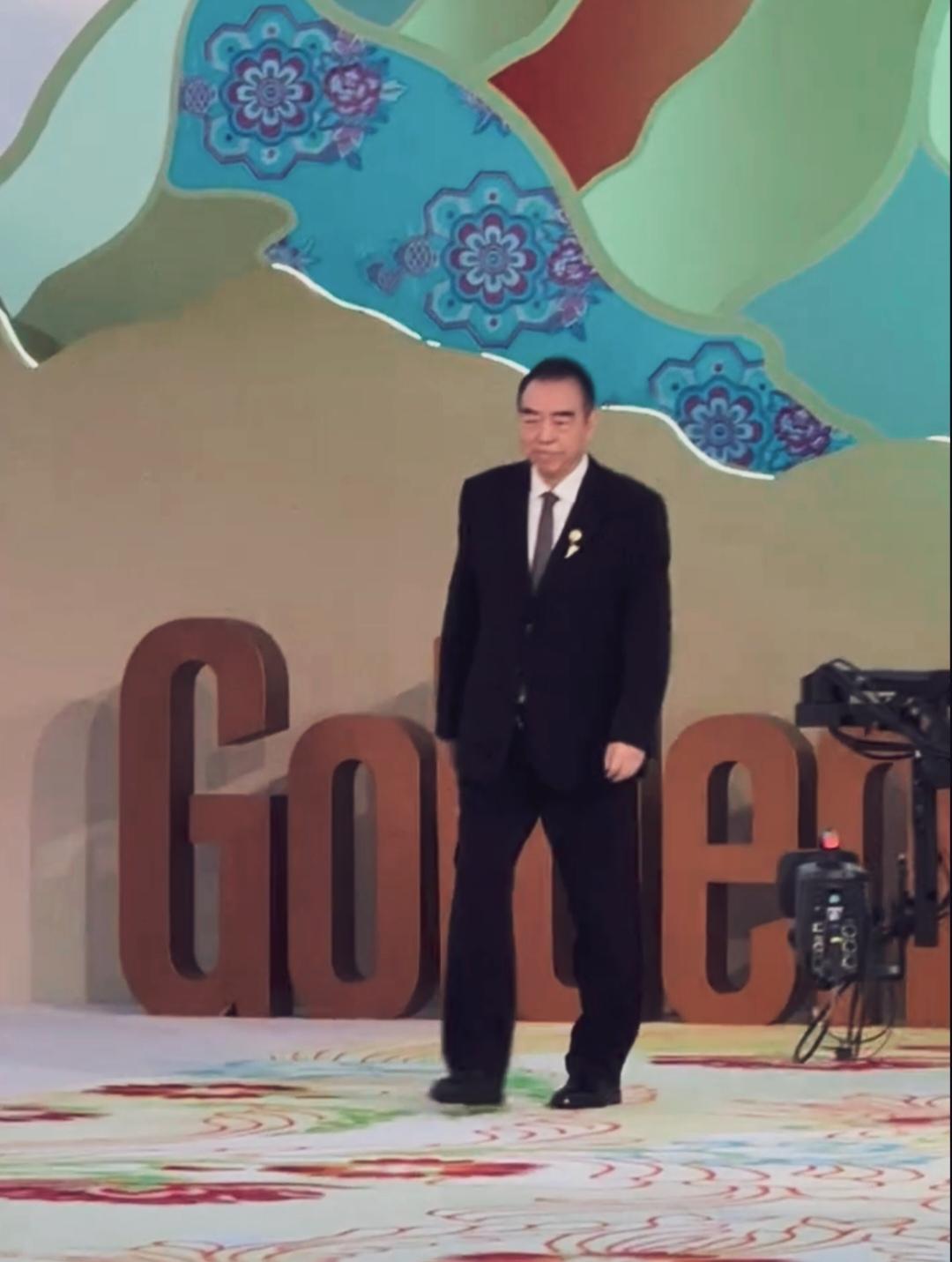陈凯歌导演陈飞宇爸爸陈红的老公，金熊猫奖红毯亮相！慈眉善目，精神状态不错！就是走