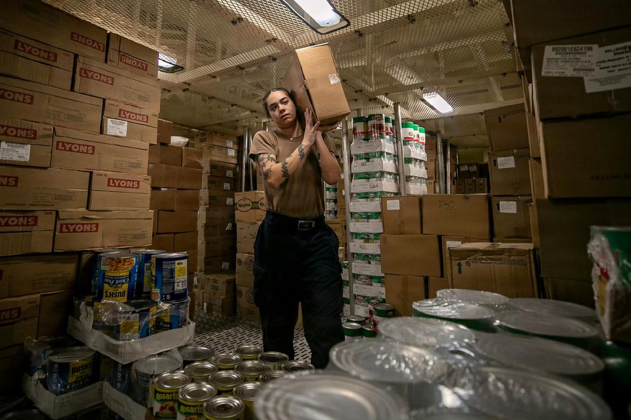 针对林肯号上伙食差的讨论，美军发布了一组照片来回应，不但放出餐厅打饭的照片，也放