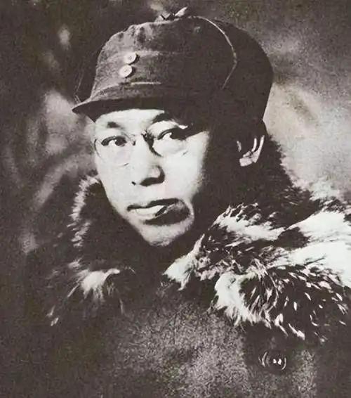 1942年，一个日军带着26名被俘的八路军来到根据地，向八路军投降。自他来了以后