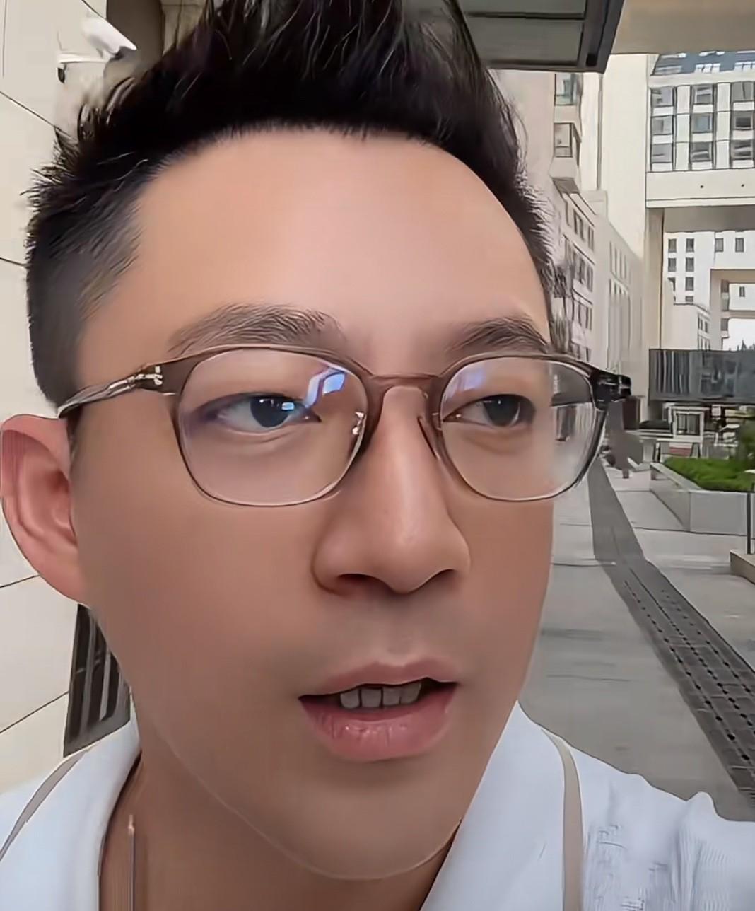 汪小菲现在这心态必须点赞啊为了是整个人看起来精神些，汪小菲还特地修剪了头发，整