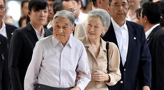 [点赞]1992年，日本天皇首次访华，然而让人疑惑的是，这位天皇居然在国宴上强