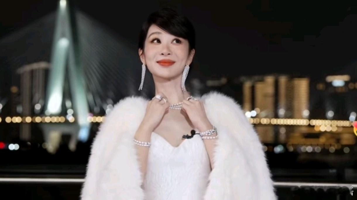 杨紫居然说我这身貂是假的，杨紫说自己穿的是纤维假貂的时候，那种小心翼翼又带着点小