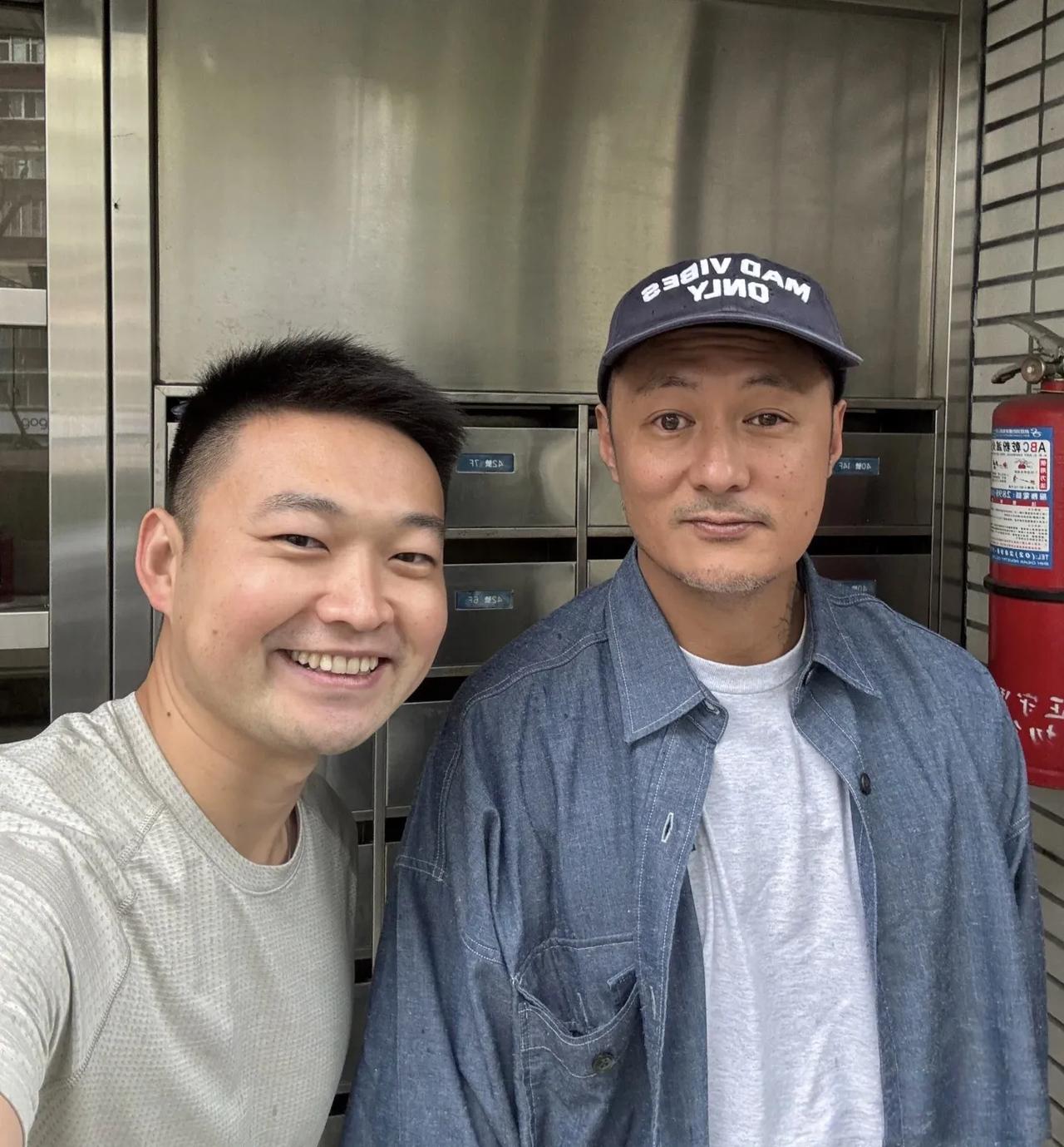43岁余文乐在台北一家咖啡店被偶遇，他现在的面相太奇怪了！左右脸不对称，大小眼好