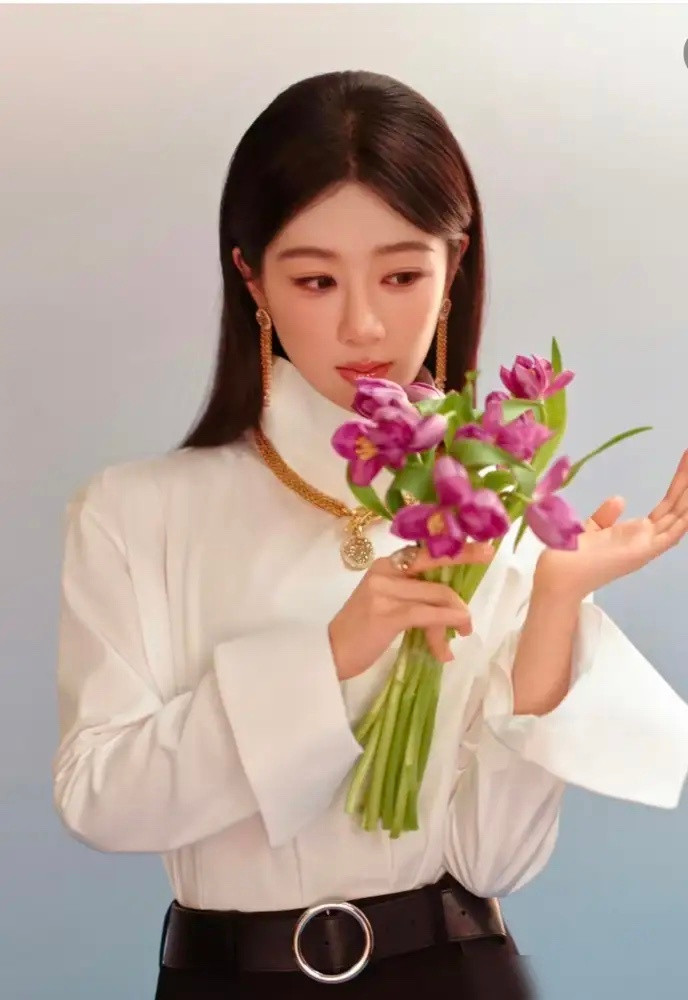 杨紫又输了，金鹰奖宁可把奖给宋佳，都不敢碰她。你说怪不怪，论实绩90花里她数据断层第一，白玉兰都认了