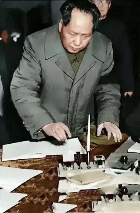 这是伟人在1963年拍摄的一张照片，在照片里，我们能看到，伟人神色十分凝重，而他