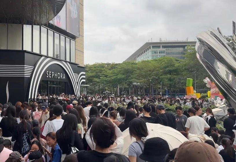 直击张凌赫影响力！张凌赫深圳线下见面会有粉丝昨晚就开始排队。不得不说这张脸还是太