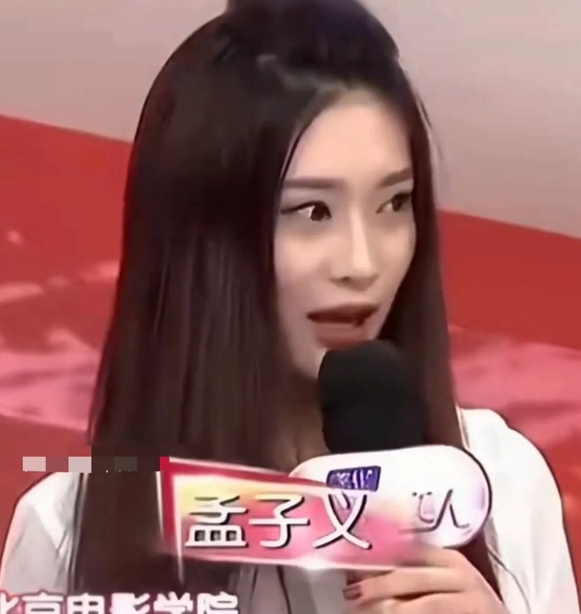 回看十年前节目里的孟子义，和现在模样判若两人，差别大到近乎换脸。早年原生五官平淡