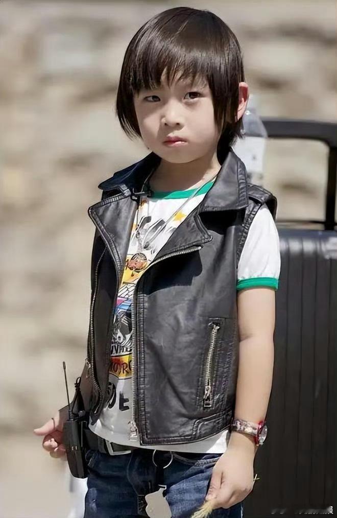 KIMI长成易烊千玺了的话题引发热议，林志颖儿子的近照中，五官与神态和易烊千玺