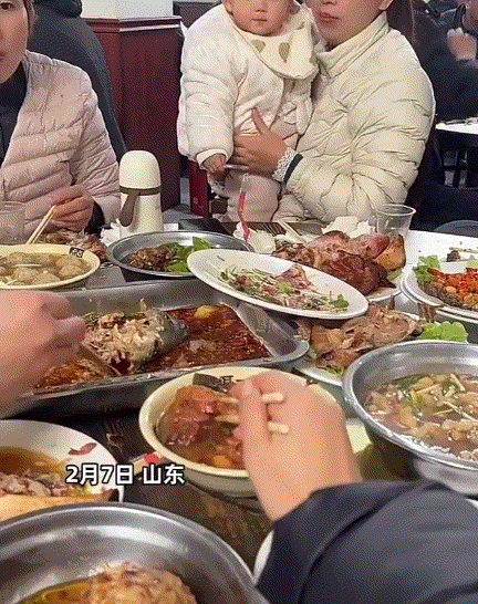 这不是故意拉仇恨吗？山东，女子和老公去参加酒席，刚好和大姑姐们坐一桌，期间女子突