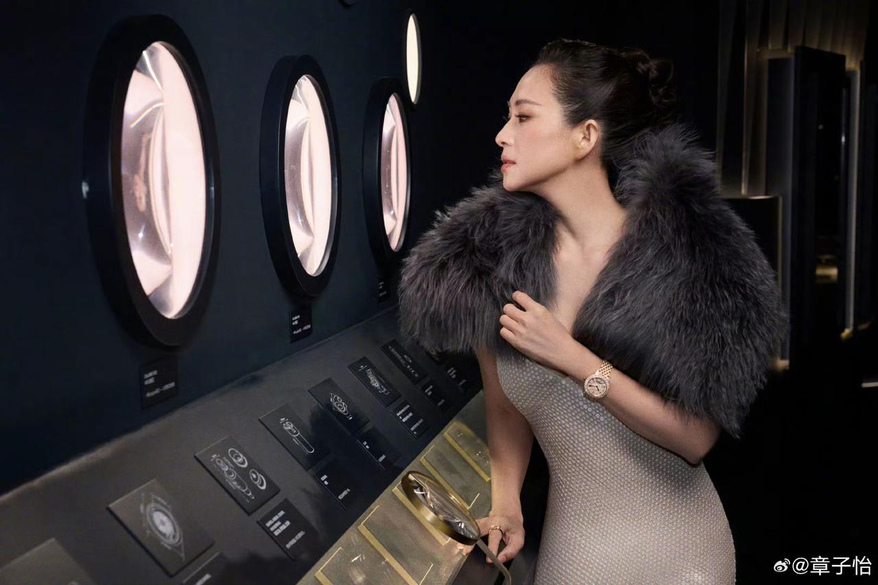 章子怡这衣服设计的！裙子陪大毛领！只有章子怡驾驭这种款式衣服！这衣服要脖子长！有