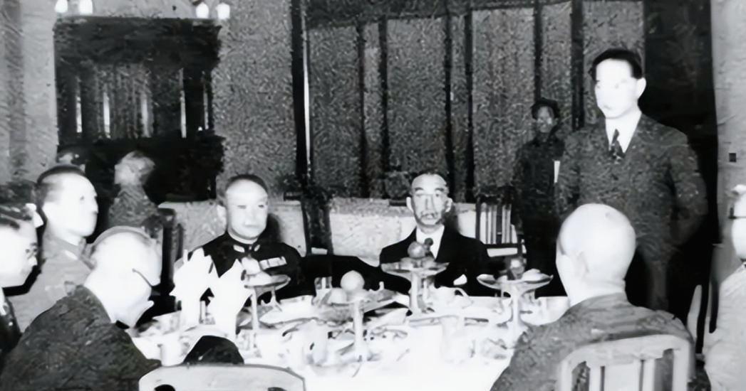 1944年，豫西日占区一片肃杀。伪军大队长郭绍绪正为日军军官筹备庆功宴，觥筹交错