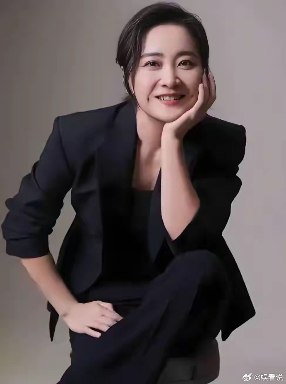 撕开贾玲的收入真相：54亿的《李焕英》，她只分到5000万。剩下的钱，全喂给了她