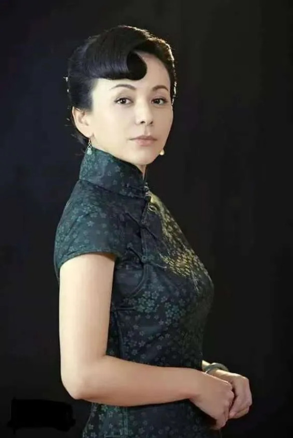 主持人带着疑惑问王琳：“你是明星，收入不低又有钱，怎么会把妈妈送进养老院呢？”