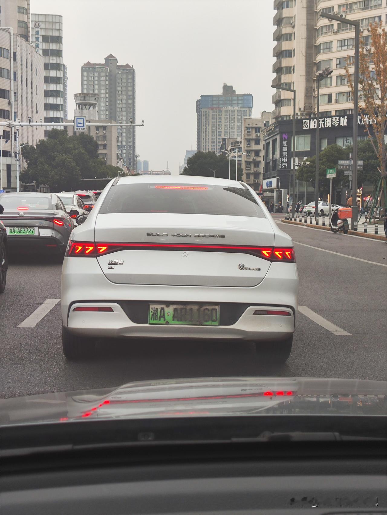 大开眼界啊！今天上班遇到前面这个车，车外观还是干干净净的，唯独这个车牌有点脏，不