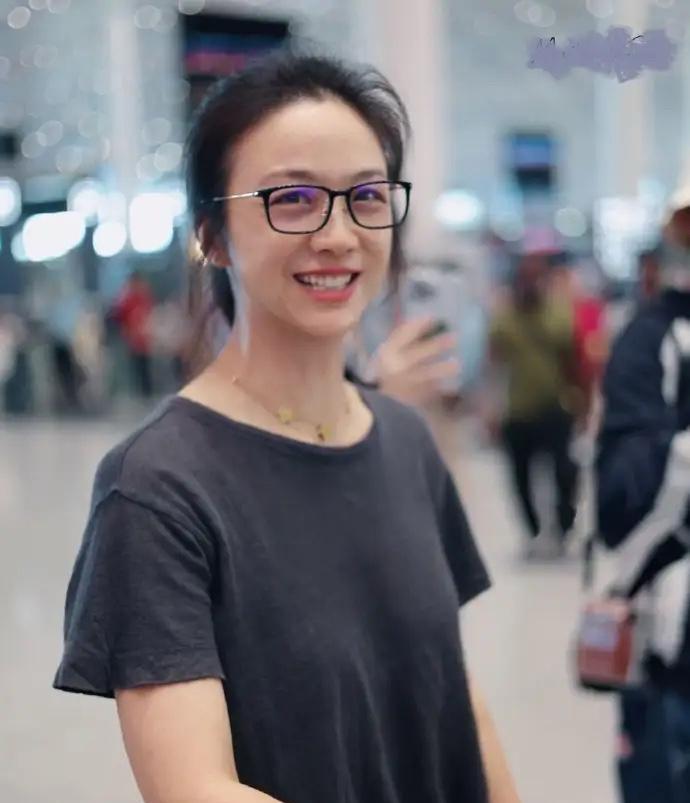 汤唯素颜现身机场，灰T牛仔清爽似少女，带女儿出行细节见修养7月6日，45岁汤唯