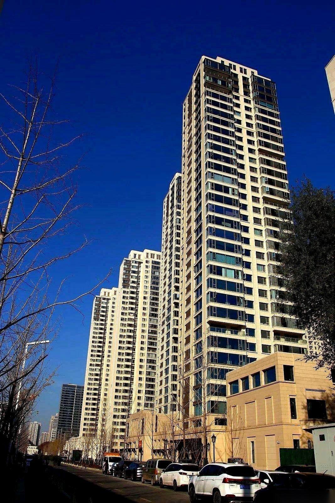 新房钥匙拿了，装修搞得热火朝天。然后我发现一个巨逗的事儿——我家，好像在一条