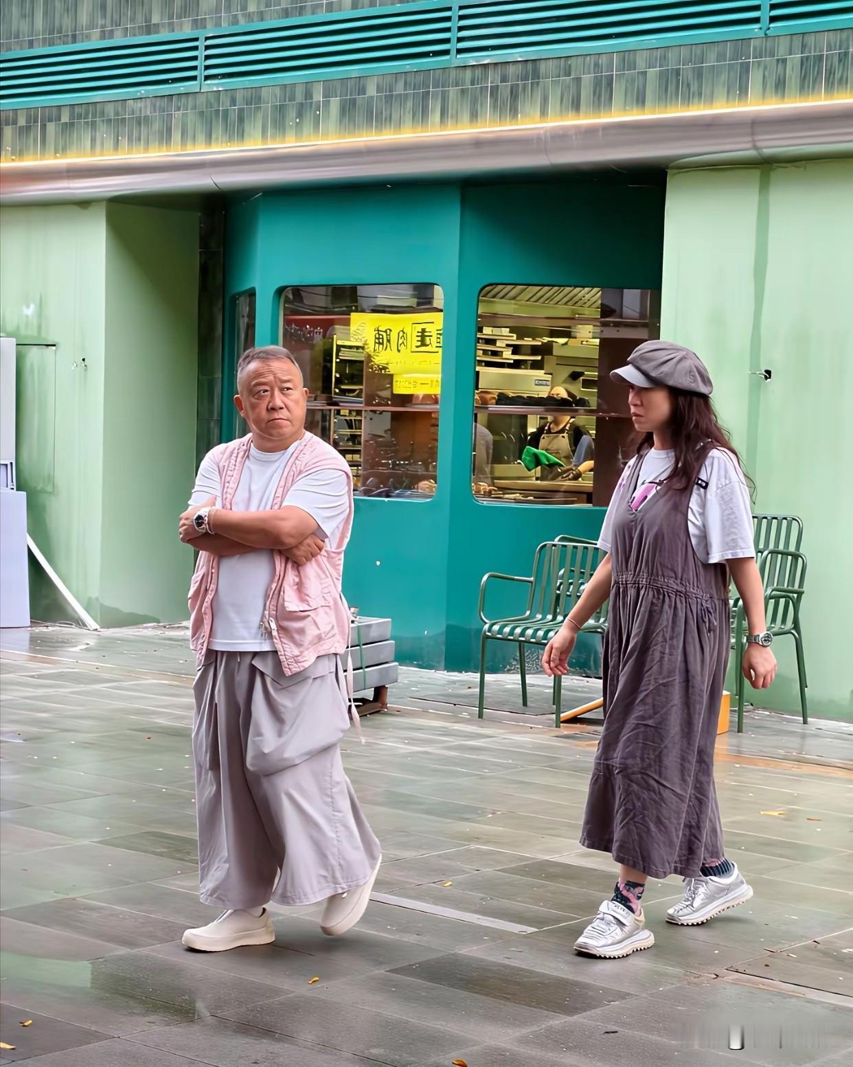不敢想象，73岁的曾志伟居然还有个相处10年的女朋友。近日，俩人到巷口奶茶店