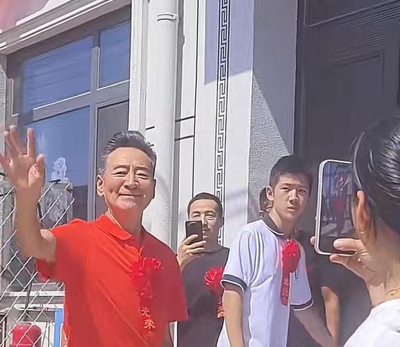 72岁老戏骨寇振海喜事传来，18岁大儿子寇家宝成功考入英国帝国理工学院，这所G5