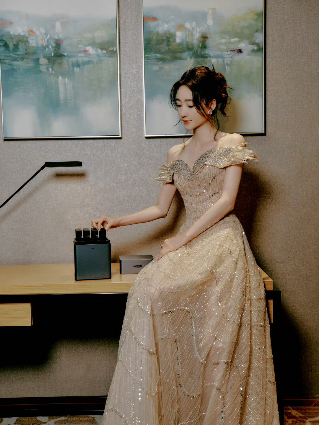 王丽坤金色流沙抹胸长裙一袭金色流沙抹胸长裙加身，王丽坤肩颈线条优越，闪片在灯光