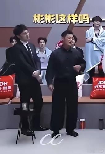 大家关注到了吗？余文乐的身高是个谜，就连他的身高也是个谜。余文乐这次参加披哥，官