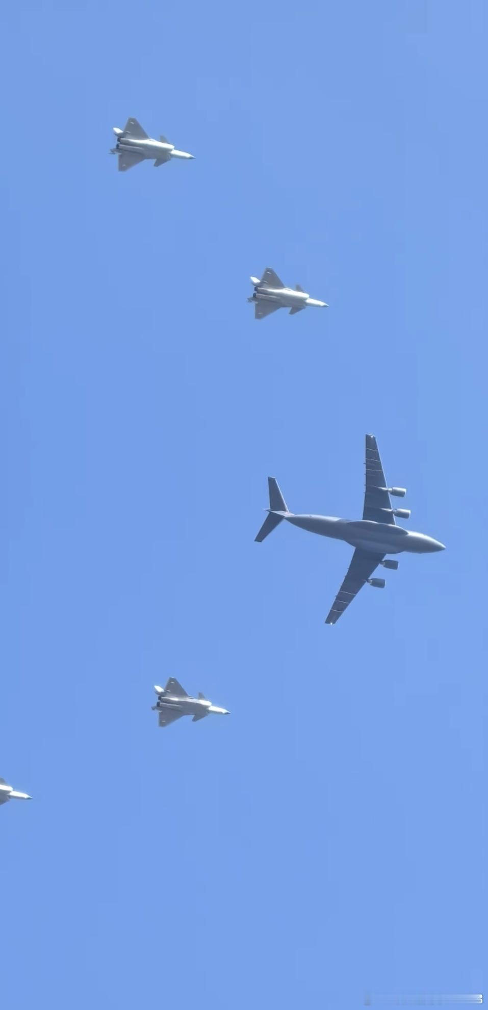 Y-20B和J20机群将执行出国任务迎回烈士遗骸大酒桶就是帅！图源见水印烽火问