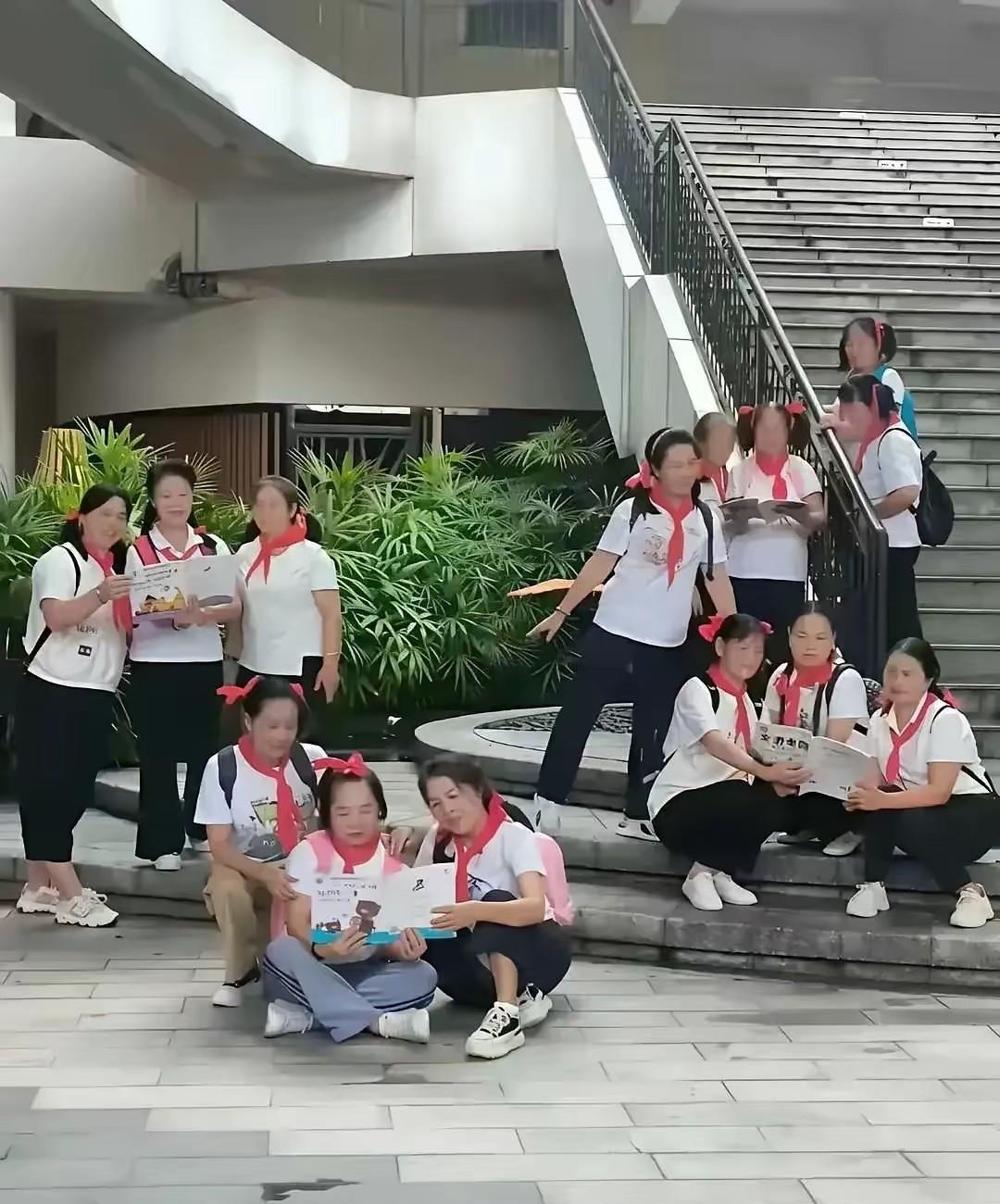 让我们荡起双桨，小船儿推开波浪……大爷气得直跺脚，你们倒是返老还童了，咱老头子