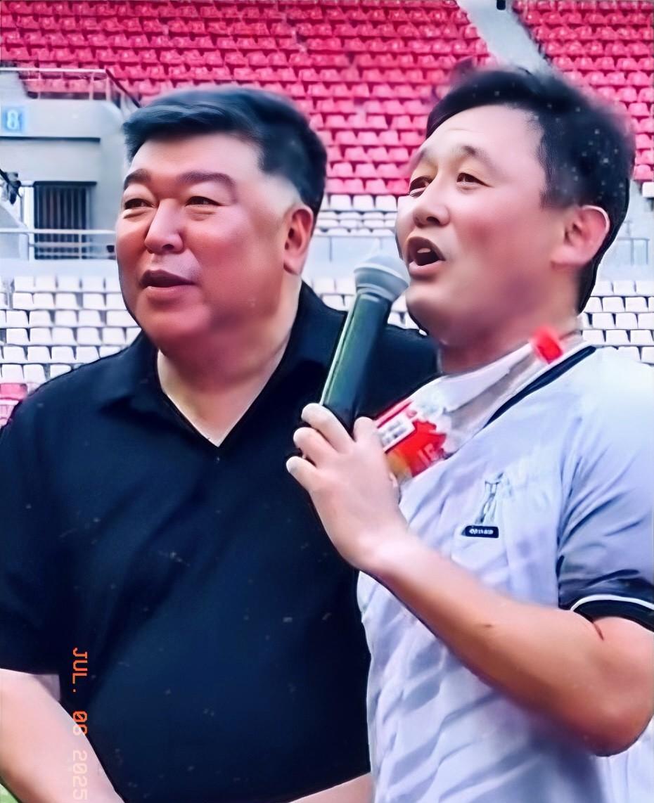 孙继海身旁的这位大哥别看如今膀大腰圆的，在三十年前他可是中国足球的“带头大哥”，