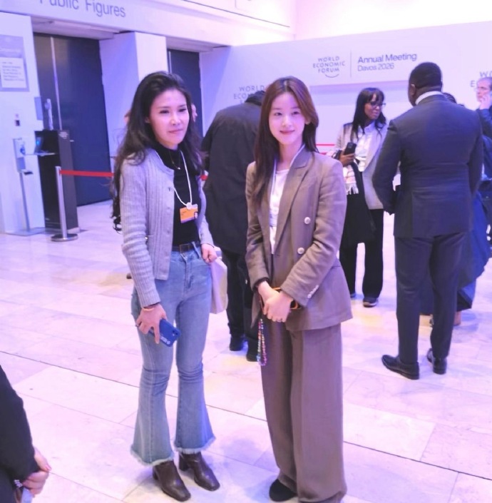 章泽天太清纯了，让人好有保护欲，其现身达沃斯论坛，长发披肩、身形好瘦、肤色真白，