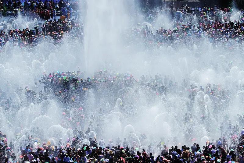 西双版纳泼水节游客疯狂“洗警”西双版纳4月15日傣历1388年泼水节，数万名游