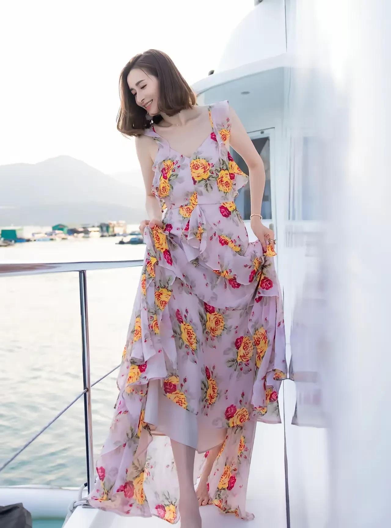 沈卓盈，貌美如花。