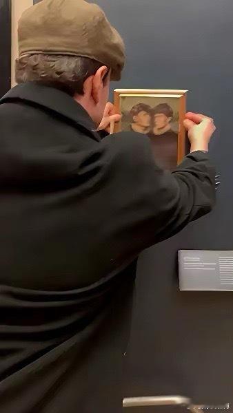 卢浮宫失窃后，比利时两男子将他俩自画像挂到《蒙娜丽莎》展厅。法国卢浮宫惊天劫案后