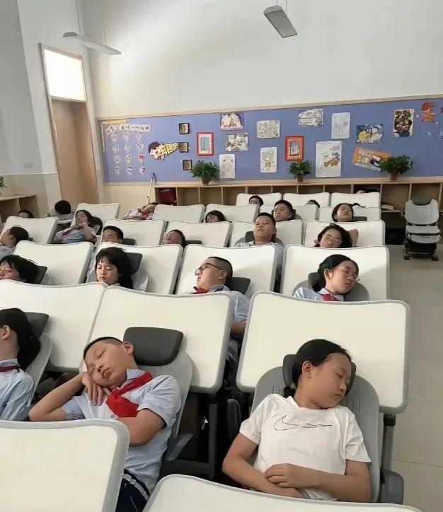 学生午休的一幕，惊呆了。
