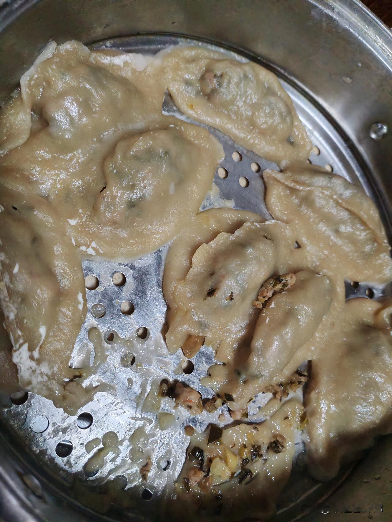 没想到呀！几个人兴致勃勃一起做的糯米粑粑，酸菜肉馅的，在做的时候都在想象得出有多