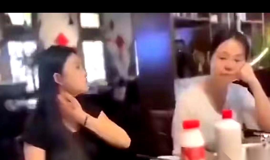 桌上还冒着热气，鲍鱼壳子和骨头堆成了小山。河南商丘一饭馆里，那姑娘拿纸巾擦了擦
