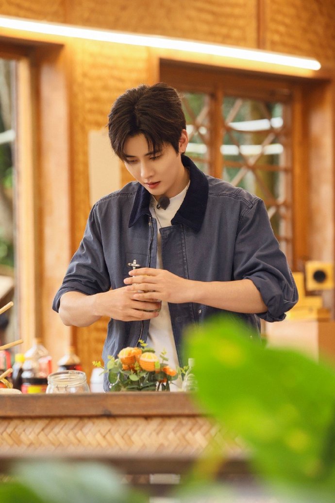 任豪的厨师长身份藏不住了！川渝男人的做菜技能直接拉满，颠勺翻炒行云流水，从备菜到