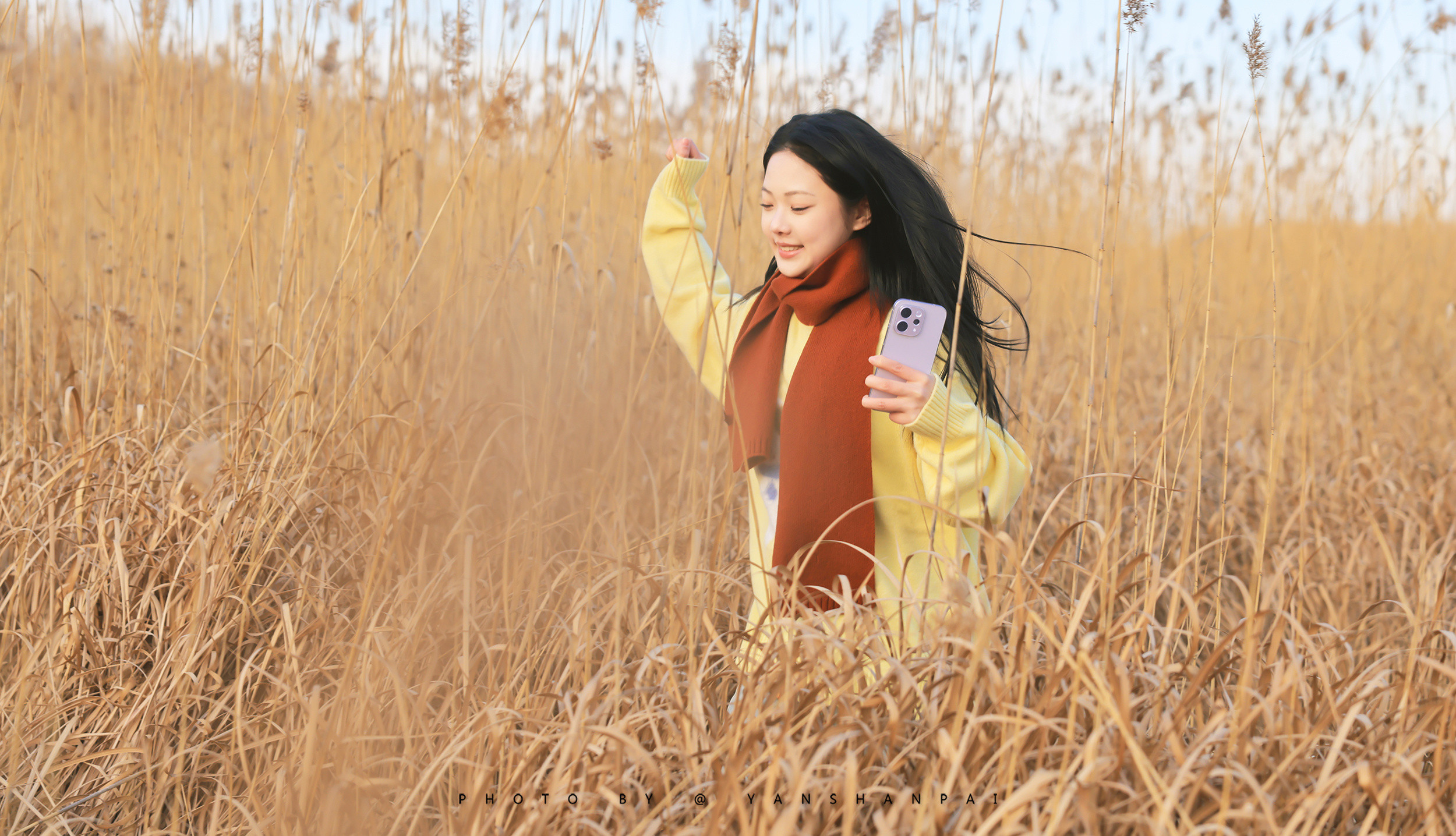 被vivoS50的颜值给惊艳到了！特别是我们手上的“灵感紫”配色，和常见的亮紫