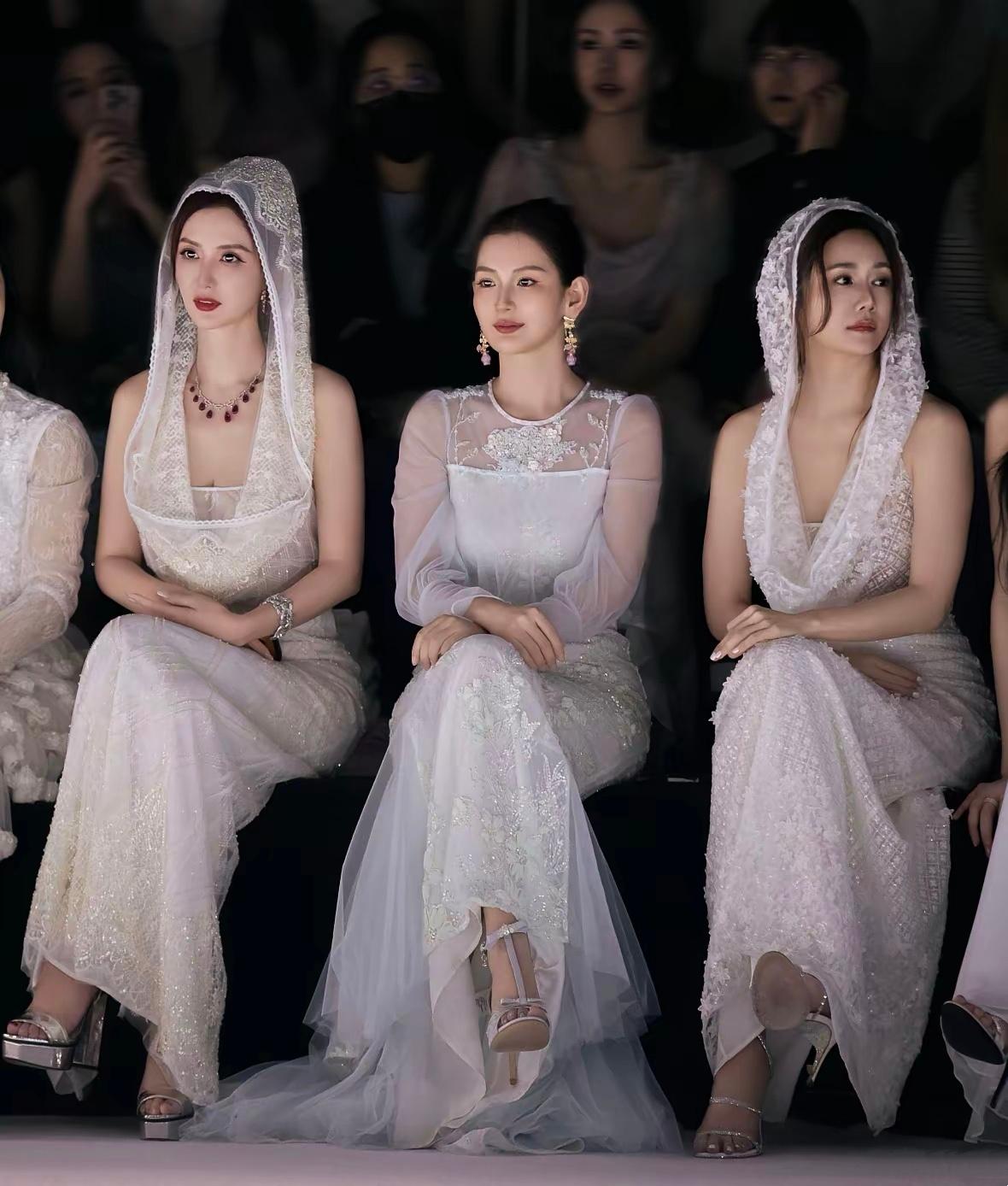 这中间的是谁？