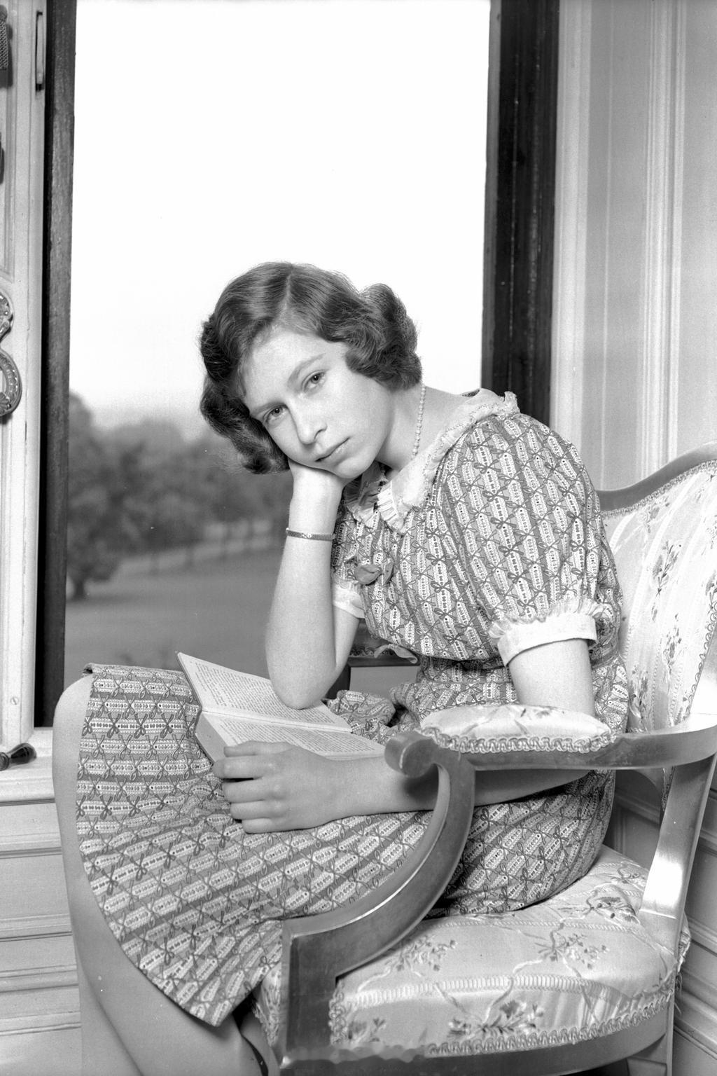 英国王室8️⃣5️⃣年前的今天1940年6月22日，伊丽莎白公主和玛