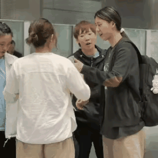 看到这张动图，必须为王曼昱的大格局点个赞[赞]这张动图里笑成一朵花的王曼昱，