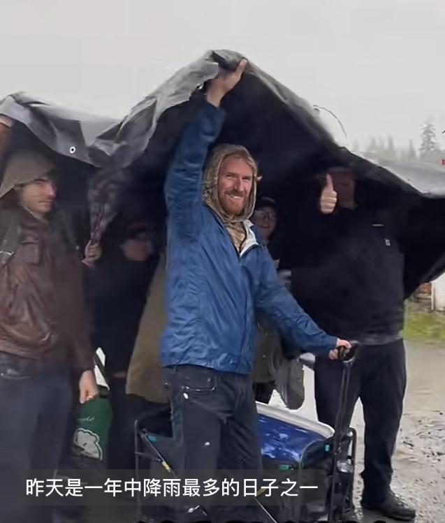 15000人冒着大雨领免费的农产品，这让组织者感到无比心酸，看到这些人在“丑陋的