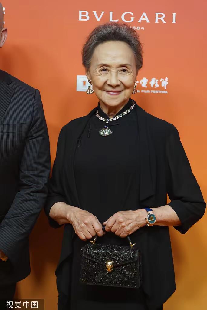 吴彦姝一袭黑色套装亮相上海电影节宝格丽闭幕派对，轻松驾驭华贵珠宝不惧时光优雅