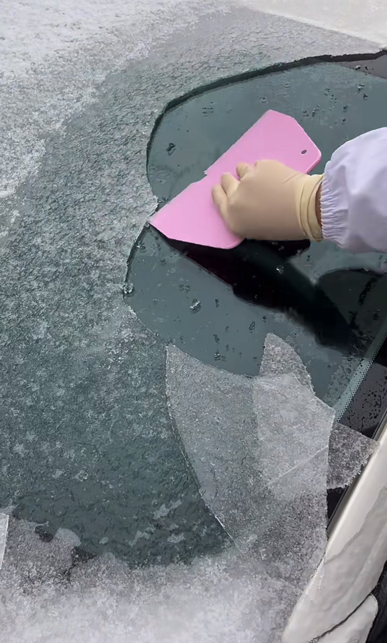 冬天早上最烦的就是挡风玻璃结冰，刮半天还刮不干净，其实想省事，提前搞点小动作就行