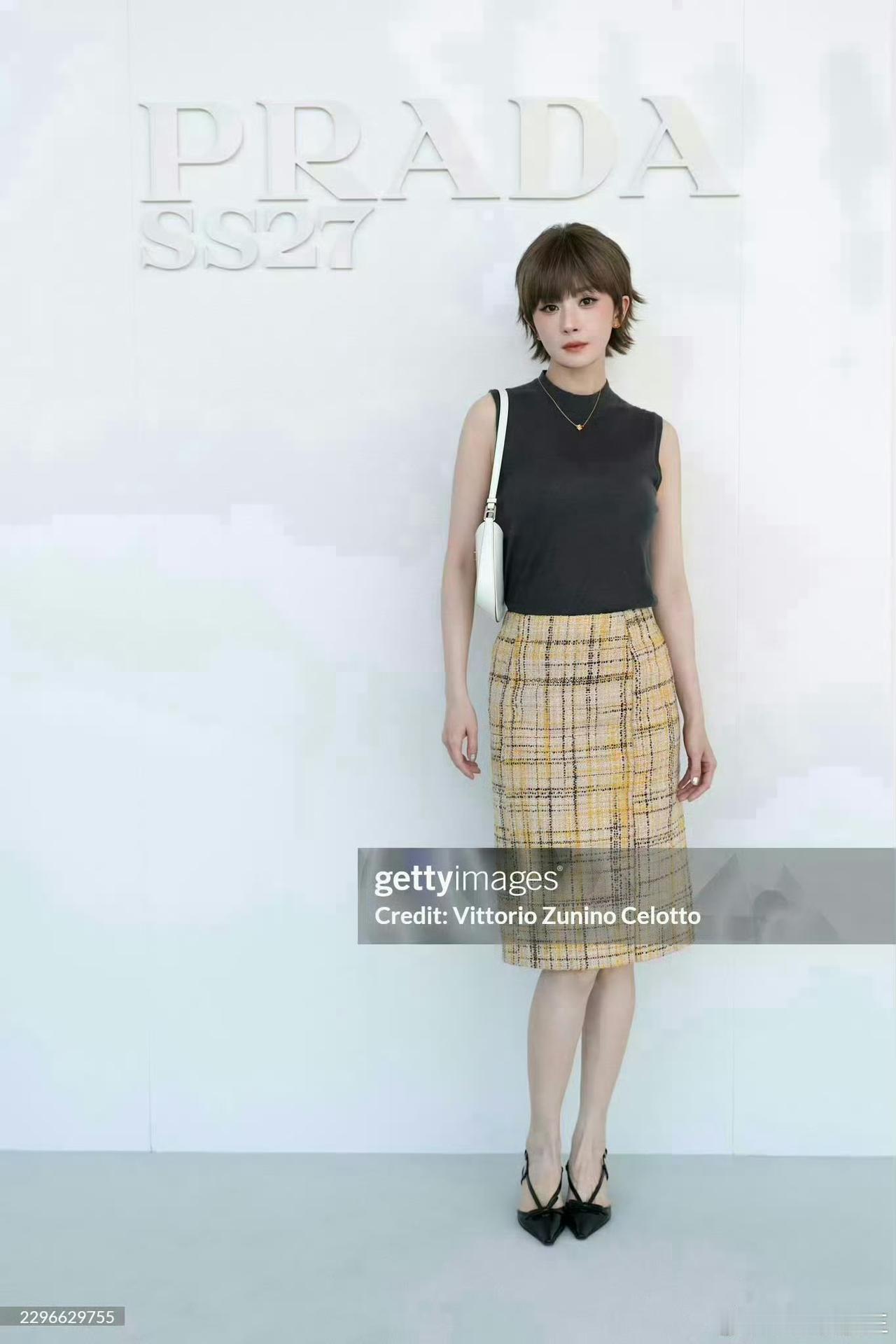 杨幂短发造型还挺美的。这次Prada秀场的杨幂彻底跳出了往日大波浪的妩媚套路，