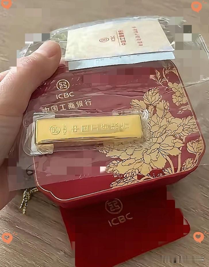 买黄金的人，估计已经哭晕在厕所了，昨天金价903一克，现在国际黄金跌到了89