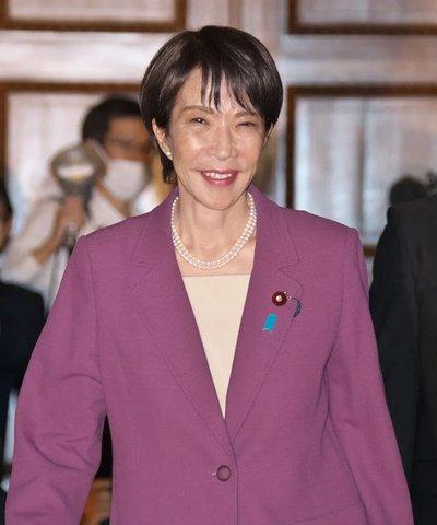 "戏精上身"，现场几乎无人，却硬是演成了"人山人海、热闹非凡"、"美国民众夹道