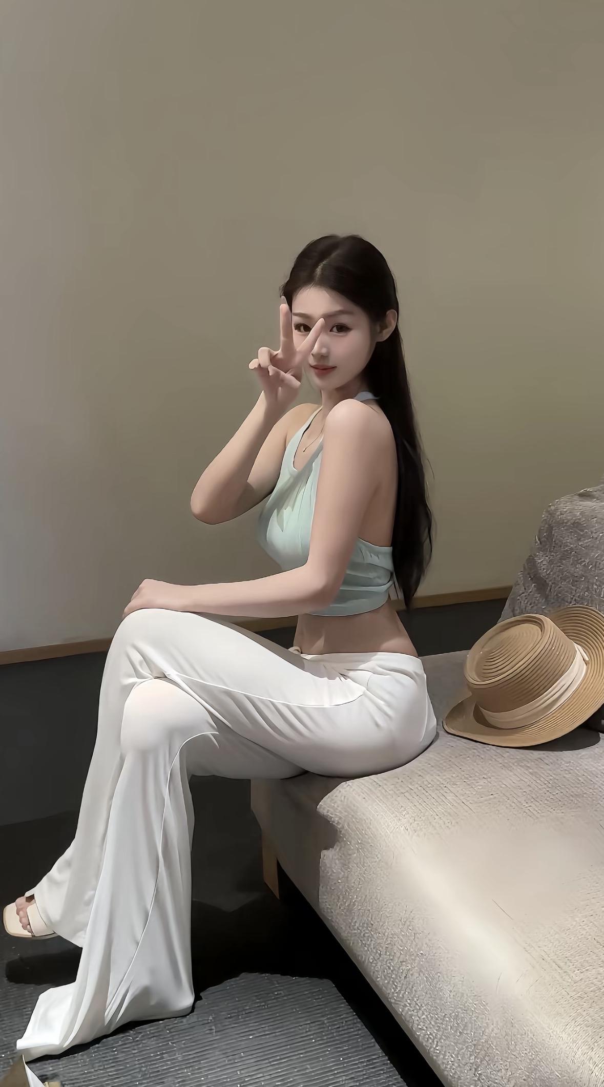 清新夏日穿搭，薄荷绿上衣搭配米色长裤，轻松自在。