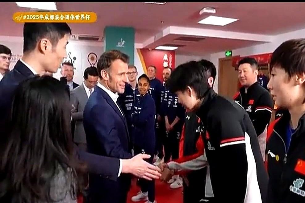 大头这波真给国乒长脸！现在网上全炸了，有人说他和马克龙打球那股子稳劲儿，比去